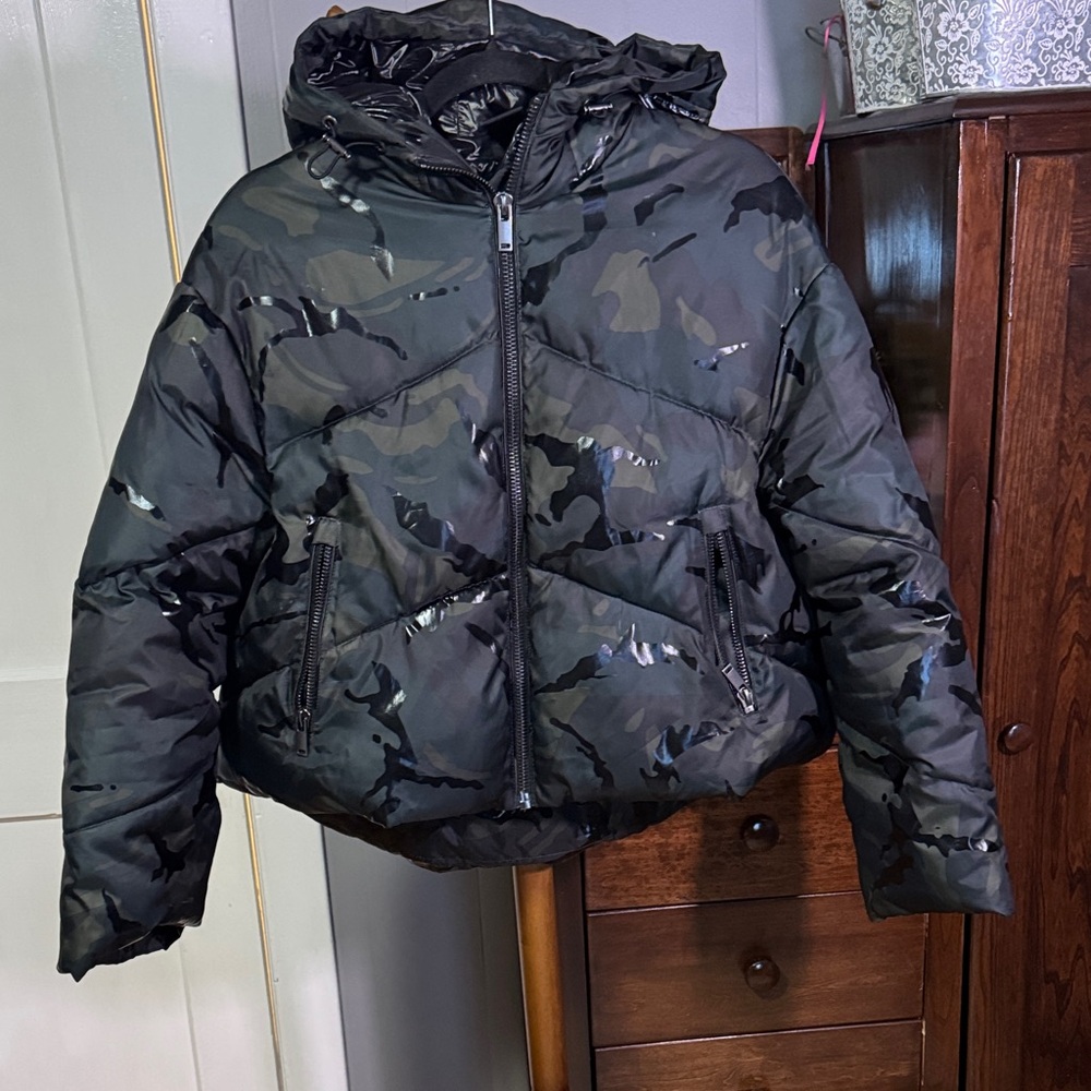 🖤 ZARA Camouflage Puffer Jacket — Size Small